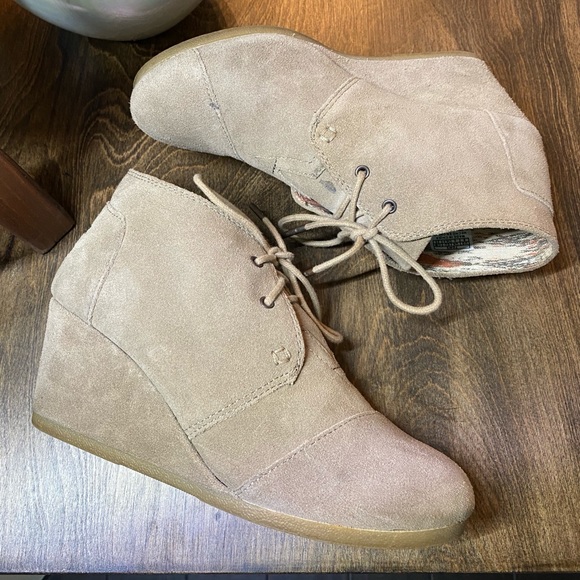 Toms Kala beige suede ankle boots booties ties city-style wedgies size 8 #1354 - Picture 3 of 8